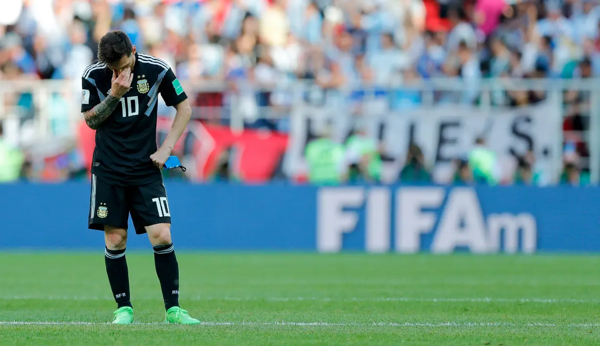 Ekspresi pemain Argentina, Lionel Messi setelah gagal mengeksekusi penalti dalam  laga Grup D Piala Dunia 2018 antara Argentina dan Islandia di Stadion Spartak, Moskow, Rusia, Sabtu (16/6). Pertandingan berakhir imbang 1-1. (AP Photo/Ricardo Mazalan)