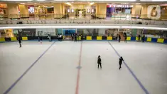 Pengunjung  bermain es skating di mal Taman Anggrek, Jakarta, Senin (21/12/2020). Anies Baswedan menginstruksikan melalui Seruan Gubernur nomor 17 tahun 2020 agar kegiatan usaha seperti restoran, pusat perbelanjaan diharapkan berhenti beroperasi pukul 19.00 WIB. (Liputan6.com/Faizal Fanani)