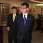 Menteri Luar Negeri Jepang Taro Kono didampingi Sekjen ASEAN, Lim Jock Hoi melihat-lihat Gedung Sekretariat ASEAN dalam kunjungannya di Jakarta, Selasa (26/6). Pertemuan ini menandai hubungan Jepang dan ASEAN yang ke-45. (Liputan6.com/Angga Yuniar)