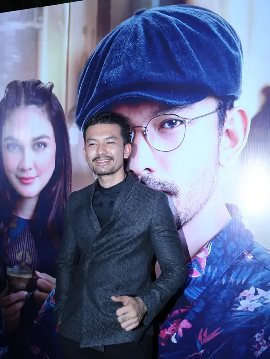 Hal serupa juga terjadi pada Rio yang ternyata sulit melepaskan karakter Ben dan Jodi. Ini terjadi lantaran dua aktor ini mengurus kedai Filosofi Kopinya setiap hari. (Adrian Putra/Bintang.com)