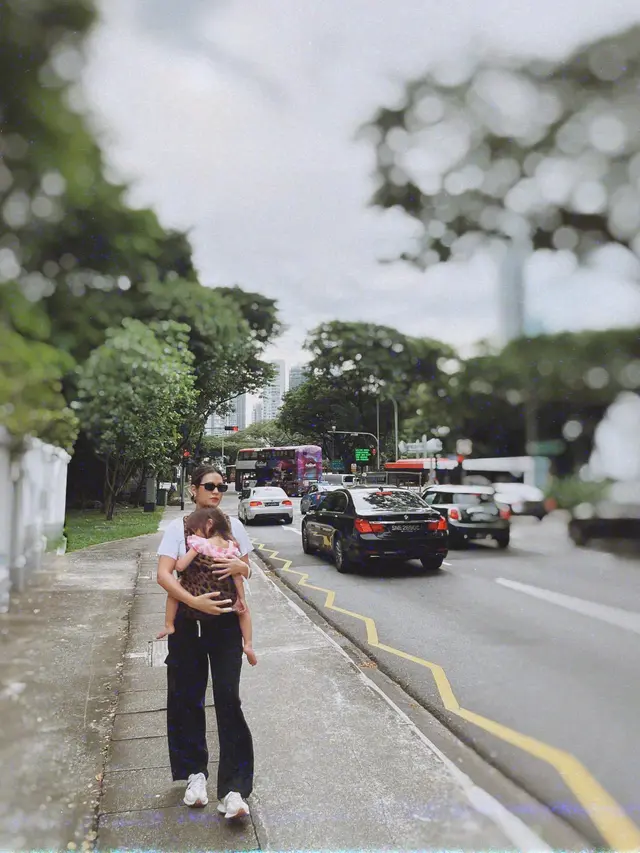 Raisa menggendong Zalina. (Foto: Instagram/raisa6690)