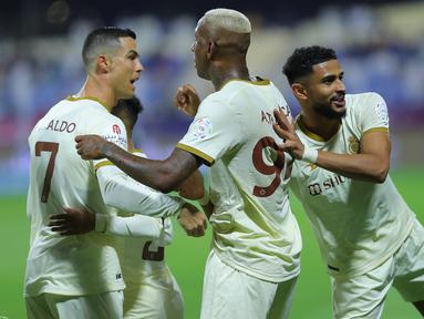 Cristiano Ronaldo kembali tampil ciamik saat Al Nassr melumat tuan rumah Al Adalah 5-0 pada laga pekan ke-22 Liga Arab Saudi 2022/2023 di Prince Abdullah Stadium, Rabu (5/4/2023) dini hari WIB. Bersama Anderson Talisca, CR-7 sama-sama membuat brace dalam laga tersebut. Satu gol lainnya yang menjadi gol pamungkas dicetak oleh Ayman Yahya. Dengan hasil ini Al Nassr yang kini mengoleksi 52 poin terus membayangi pimpinan klasemen sementara, Al Ittihad yang hanya unggul satu poin di depan. (twitter@AlNassrFC)