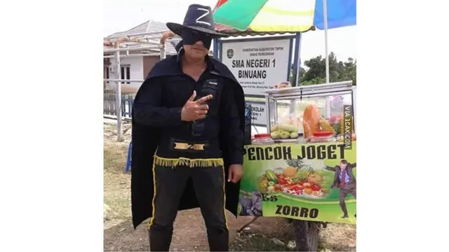 6 Potret Pedagang Cosplay saat Jualan Ini Kocak