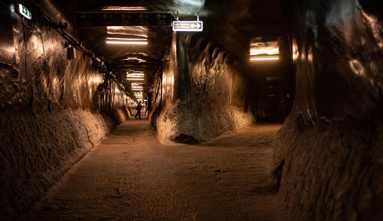 Orang-orang berjalan di galeri akses di Salina Turda, bekas tambang garam yang berubah menjadi objek wisata, sekarang terdaftar oleh otoritas darurat sebagai tempat perlindungan pertahanan sipil potensial di Turda, Rumania, 17 Oktober 2022. Dampak perang nuklir pada era sekarang diprediksi lebih fatal ketimbang Perang Dunia II. (AP Photo/Vadim Ghirda)