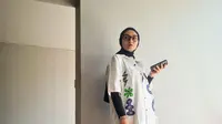 Gaya Zee Zee Shahab Antar Anak Sekolah di Hari Pertama Ajaran Baru, Kasual dan Nyaman