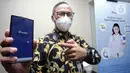 Direktur Digital Service Transformation & IT Prodia Andri Hidayat menunjukan aplikasi Prodia for Doctor, Digital Diagnostic Partner Jakarta, Senin (4/4/2022). Aplikasi tersebut itujukan untuk memudahkan para dokter dalam membuat rujukan pemeriksaan kesehatan ke Prodia bagi pasiennya. (Liputan6.com)