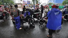 Sejumlah pengendara Motor mencoba menyalakan kendaraannya yang mati akibat menerjang banjir di Jalan Gunung Sahari, Jakarta, Senin (6/2/2015).  (Liputan6.com/Faizal Fanani)