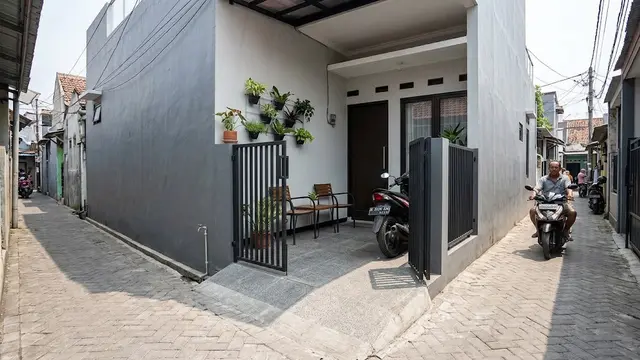 Desain Teras Rumah Gang Sempit agar Motor Tetangga Tetap Bisa Lewat