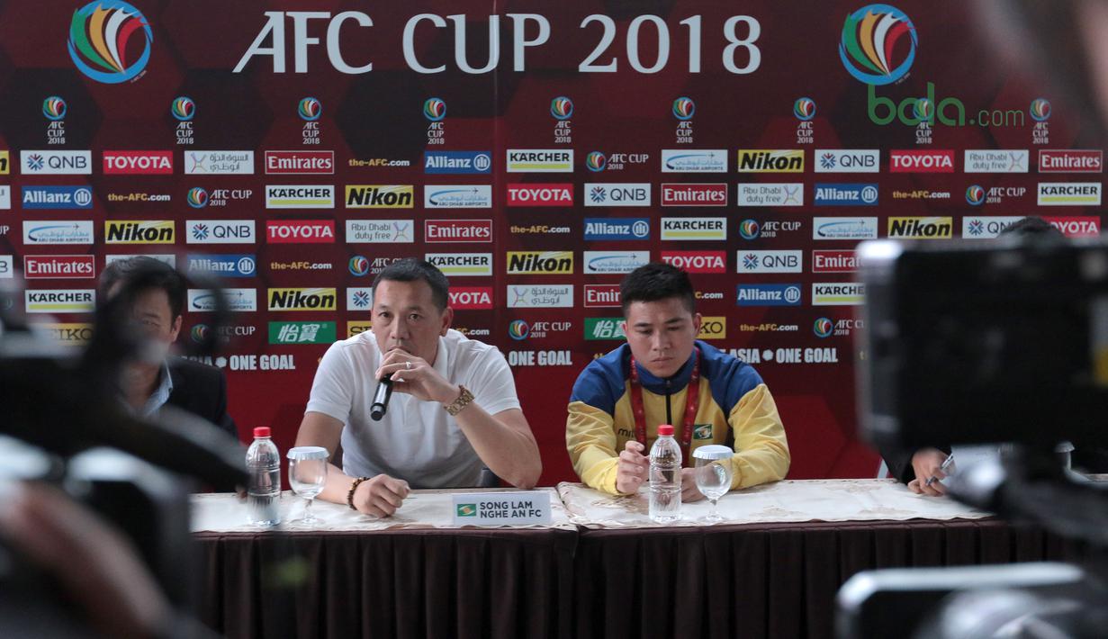 Pelatih Song Lam Nghe An FC, Nguyen Duc Thang (tengah) dan pemain Song Nam, Pham The Nhat saat press conference Piala AFC 2018 di Hotel Grandika, Jakarta, (13/3/2018). Persija akan melawan Song Lam Nghe AN FC. (Bola.com/Nick Hanoatubun)