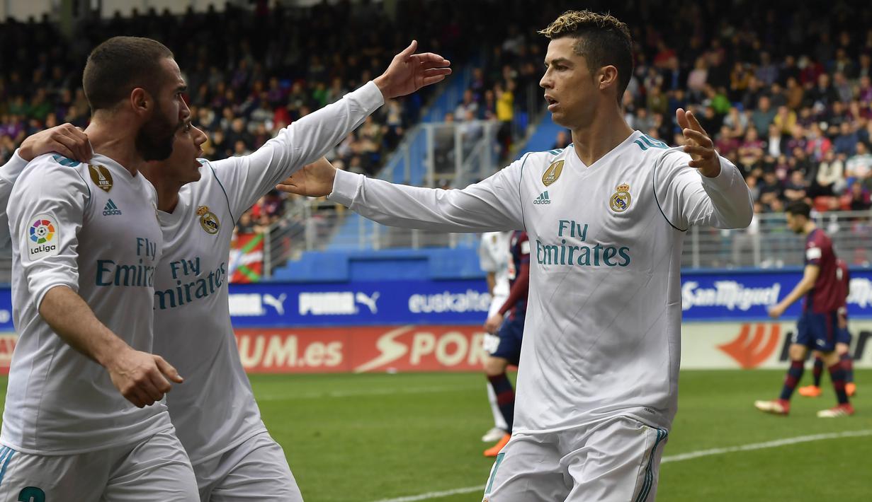Para pemain Real Madrid merayakan gol yang dicetak oleh Cristiano Ronaldo ke gawang Eibar pada laga La Liga di Stadion Ipurua, Sabtu (10/3/2018). Eibar takluk 1-2 dari Real Madrid. (AP/Alvaro Barrientos)