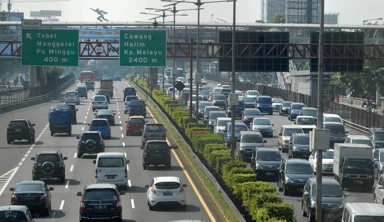 Arus lalu lintas di kawasan Jalan Gatot Subroto, Jakarta, mulai terlihat padat, Senin (4/8/14). (Liputan6.com/Miftahul Hayat)