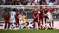 Tuan rumah Juventus sudah unggul 1-0 saat laga baru berjalan dua menit lewat eksekusi tendangan bebas kaki kiri yang cantik dari Dusan Vlahovic. Tendangan bebas diberikan wasit usai Juan Cuadrado dijatuhkan Nemanja Matic di depan kotak penalti. Sepakan kaki kiri Vlahovic bersarang di pojok kiri gawang Rui Patricio setelah sempat membentur mistar gawang. (AFP/Marco Bertorello)