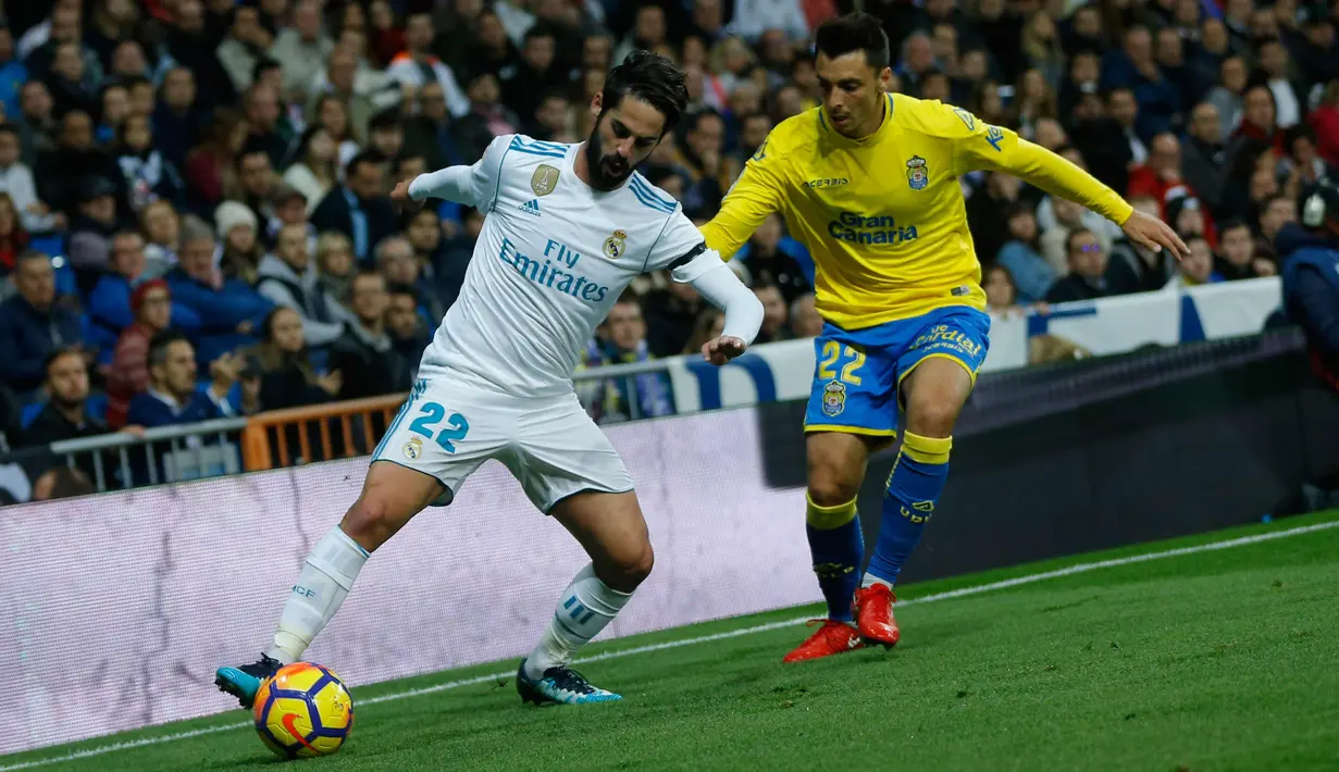 Gelandang Real Madrid, Isco berusaha mengontrol bola dari kawalan Joaquin "Ximo" Navarro saat bertanding pada lanjutan La Liga Spanyol di Stadion Santiago Bernabeu, Madrid (5/11). Madrid menang telak 3-0 atas Las Palmas. (AP Photo/Francisco Seco)
