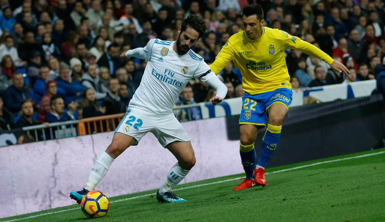 Gelandang Real Madrid, Isco berusaha mengontrol bola dari kawalan Joaquin "Ximo" Navarro saat bertanding pada lanjutan La Liga Spanyol di Stadion Santiago Bernabeu, Madrid (5/11). Madrid menang telak 3-0 atas Las Palmas. (AP Photo/Francisco Seco)