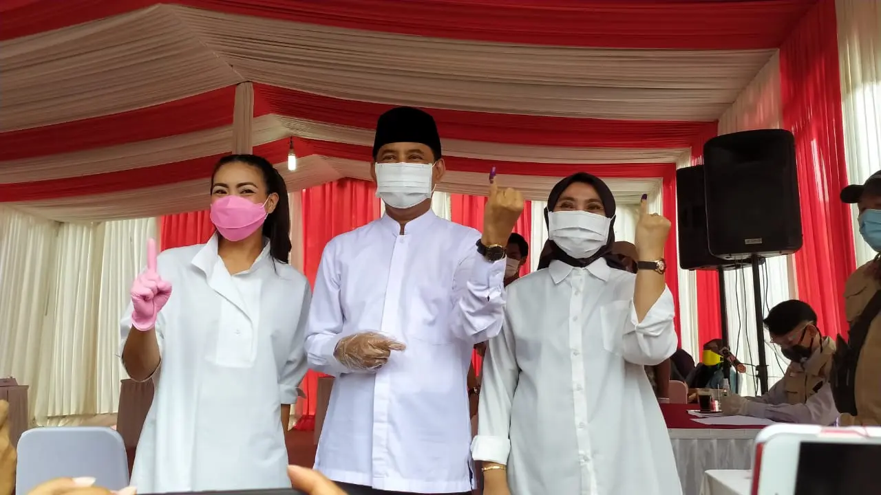 Calon Wakil Wali Kota Tangsel Rahayu Saraswati mendampingi pasangannya Calon Wali Kota Tangsel Muhamad menyalurkan hak pilihnya di TPS 29 Ciputat