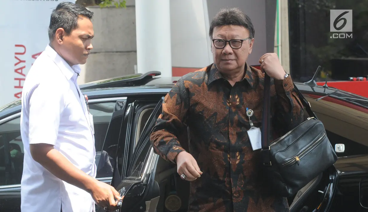 Menteri Dalam Negeri Tjahjo Kumolo mendatangi Gedung KPK, Jakarta, Kamis (22/8/2019). Kedatangannya untuk rapat lintas kementerian dan lembaga membahas pemanfaatan Nomor Induk Kependudukan (NIK) untuk perbaikan basis data pemberian bantuan sosial (Bansos). (merdeka/com/Dwi Narwoko)