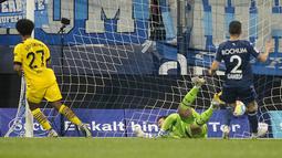Gol tunggal Borussia Dortmund dicetak oleh Karim Adeyemi. Kemudian gol tuan rumah ke gawang pasukan Edin Terzic dicetak Anthony Losilla. (AP Photo/Martin Meissner)