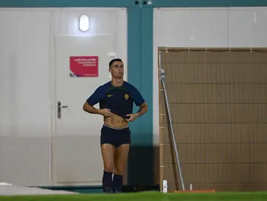 Penyerang Portugal, Cristiano Ronaldo menghadiri sesi latihan di tempat latihan Al Shahaniya SC, barat laut Doha pada 5 Desember 2022. Portugal akan menghadapi Swiss pada babak 16 besar Piala Dunia 2022 Qatar di Stadion Lusail Iconic, Rabu (7/12) dini hari WIB. (AFP/Patricia De Melo Moreira)