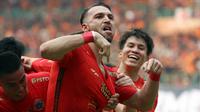 Selebrasi pemain Persija Jakarta, Marko Simic setelah menjebol gawang Persib Bandung pada laga pekan ke-11 BRI Liga 1 2023/2024 di Stadion Patriot Candrabhaga, Bekasi, Sabtu (2/9/2023). (Bola.com/Ikhwan Yanuar)