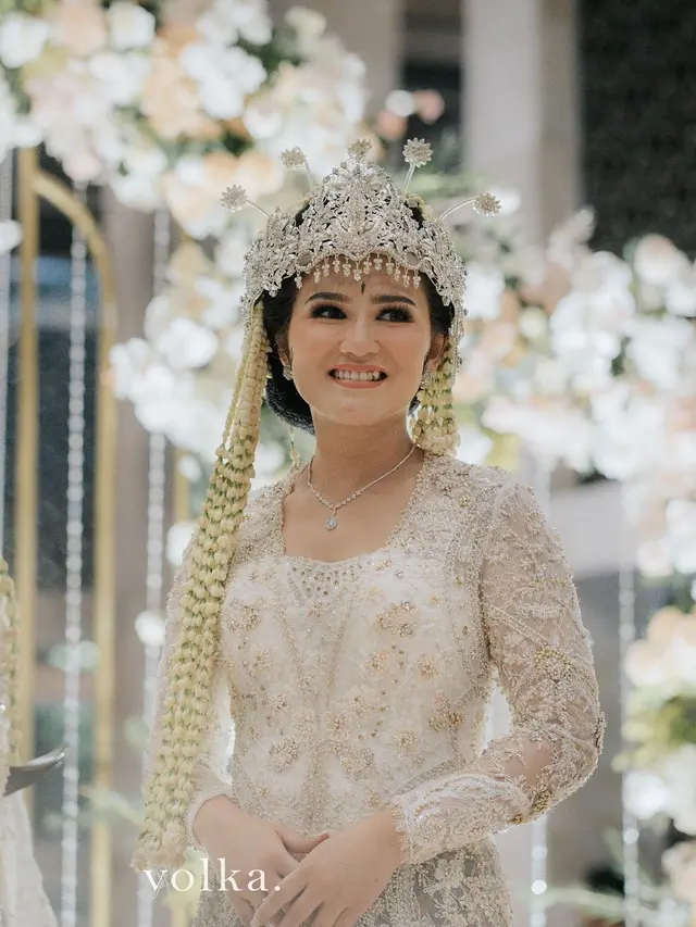 6 Potret Masayu Clara dalam Balutan Baju Adat dari Prewedding Sampai Menikah