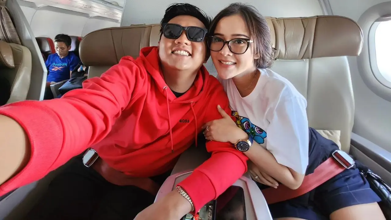 6 Potret Denny Caknan dan Bella Bonita Bulan Madu ke Goa di Lombok