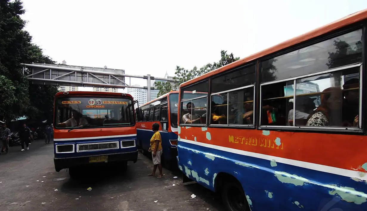 Metromini menunggu penumpang di Terminal Senen, Jakarta, Senin (24/11/2014). (Liputan6.com/Faizal Fanani)