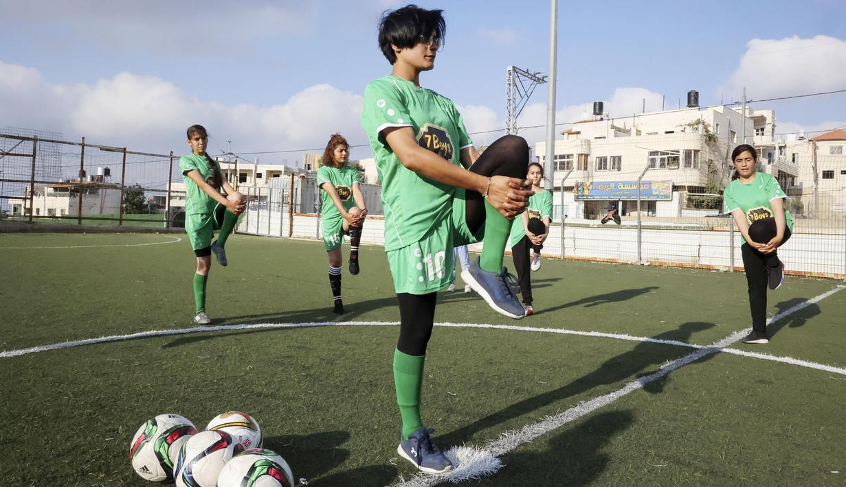 Sejumlah pesepak bola putri klub Beit Umar Palestina saat mengikuti sesi latihan di sebuah lapangan di Kota Hebron. (AFP/Hazem Bader)