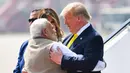 Perdana Menteri India, Narendra Modi (kiri) memeluk Presiden AS Donald Trump saat menyambut kedatangannya di Bandara Internasional Sardar Vallabhbhai Patel di Ahmedabad, Senin (24/2/2020). Trump tiba di India setelah melewati perjalanan panjang selama 17 jam dari Amerika Serikat. (MANDEL NGAN/AFP)