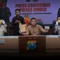Kasatreskrim Polres Jember AKP Dika Hadiyan Widya Wiratama (Tengah) tunjukan barang bukti benih lobster dalam Press Conference di Mapolres Jember (Istimewa)