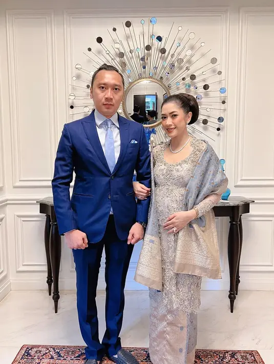 Hamil anak keempat, Aliya Rajasa tampil elegan dengan kebaya full payer berwarna abu-abu. Dipadukan dengan kain silver yang membuatnya terlihat bercahaya. Look Aliya Rajasa ini dilengkapi dengan kain tenun sebagai selendang. (instagram/ruby_26)