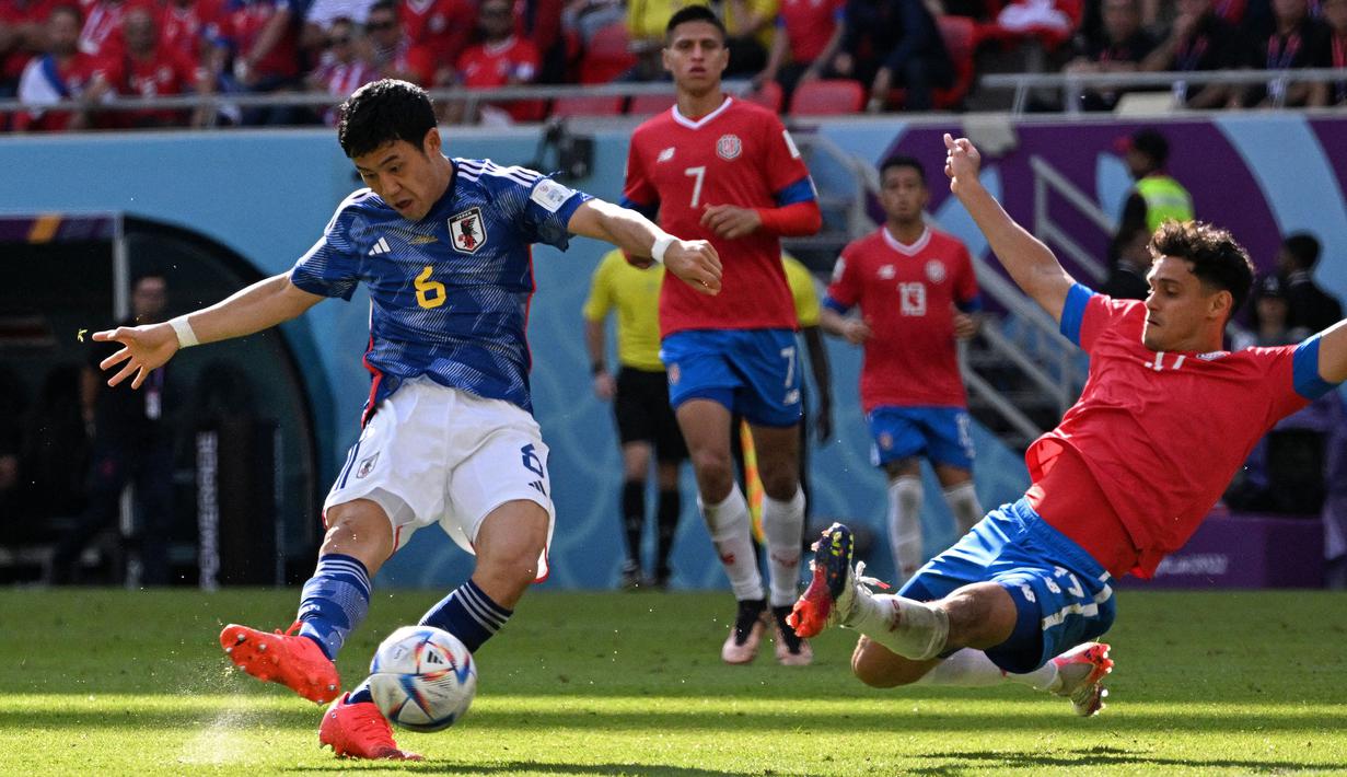 Pemain Timnas Jepang, Wataru Endo (kiri) berusaha mencetak gol ke gawang Timnas Kosta Rika pada laga Grup E Piala Dunia 2022 di Ahmad Bin Ali Stadium, Al-Rayyan, Qatar, 27 November 2022. (AFP/Anne-Christine Poujoulat)