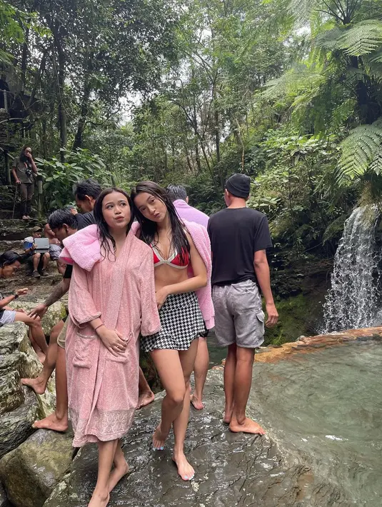 Item rok mini bisa dibilang menjadi item favorit adik Bryan Domani ini [@megandomani1410]