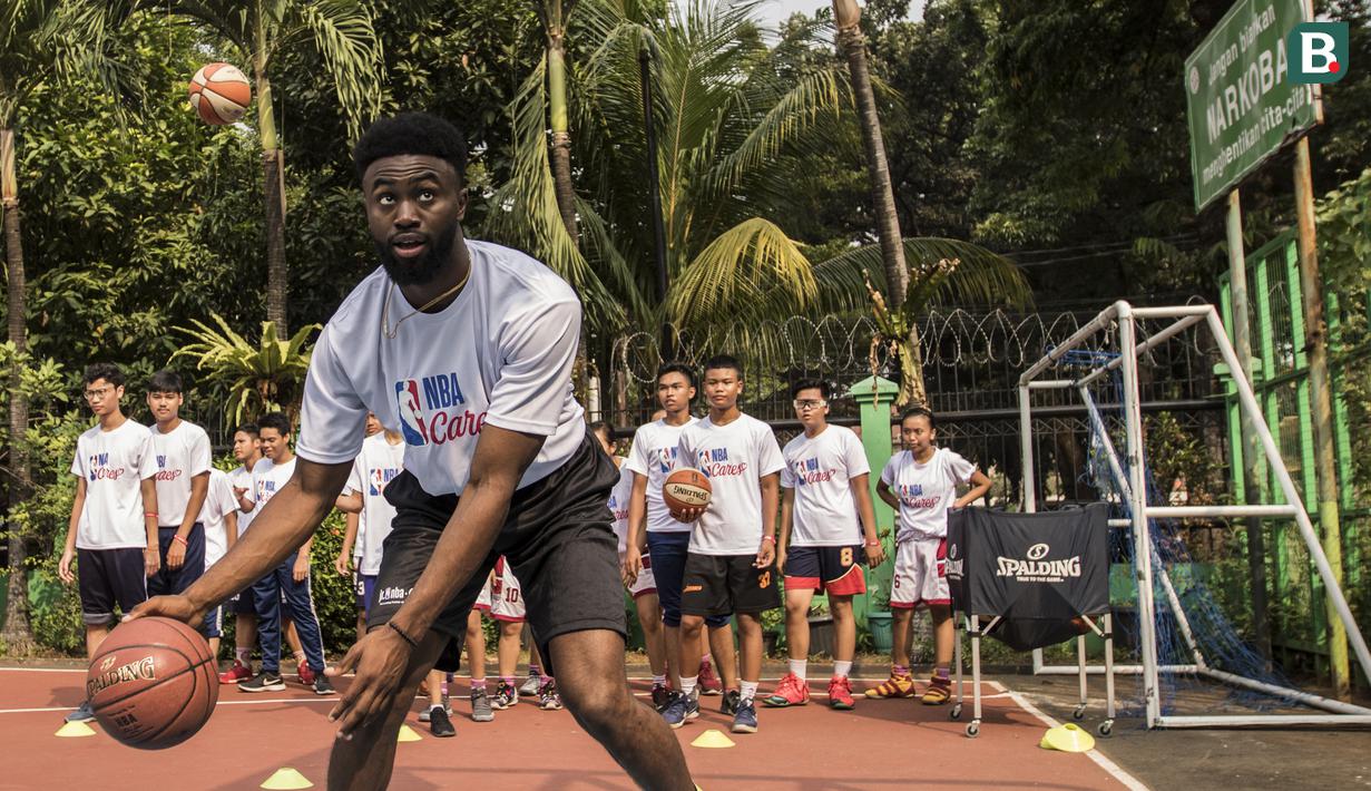 Pebasket Boston Celtics, Jaylen Brown, memainkan bola saat Junior NBA Indonesia di SMA 82, Jakarta, Kamis (26/7/2018). Junior NBA merupakan program pembinaan olahraga basket secara global. (Bola.com/Vitalis Yogi Trisna)