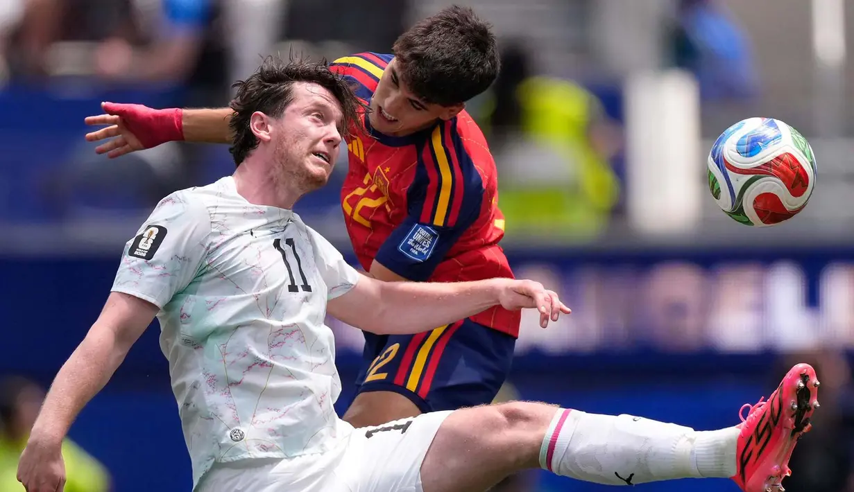 Pemain Austria Michael Gregoritsch berebut bola sundulan dengan pemain Spanyol Pau Cubarsi dari Spanyol saat pertandingan sepak bola babak 32 besar Piala Dunia di Inglewood, California, dekat Los Angeles, Kamis, (02/07/2026). (AP Photo/Mark J. Terrill)