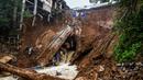 Fondasi bangunan pada tepi jurang terlihat pascalongsor akibat hujan deras di kawasan Caringin, Bogor, Jawa Barat, Kamis (2/32023). Pemerintah Kabupaten Bogor telah menyatakan komitmennya akan membantu Kementerian PUPR dalam menangani longsor di ruas jalan tersebut. (ADITYA AJI/AFP)
