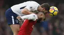 Bek Tottenham, Jan Vertonghen, duel udara dengan striker Arsenal, Alexandre Lacazette, pada laga Premier League di Stadion Emirates, London, Sabtu (18/11/2017). Arsenal menang 2-0 atas Tottenham. (AP/Kirsty Wigglesworth)