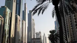 Penampakan Hotel Gevora (kiri) di Sheikh Zayed Road, Dubai, Minggu (11/2). Hotel yang memiliki 528 kamar dan 75 lantai itu pun mengalahkan JW Marriot Marquis Dubai sebagai hotel tertinggi di dunia seperti diberitakan media The National. (KARIM SAHIB/AFP)