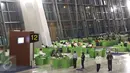Aktivitas pekerja dan calon penumpang di ruang tunggu Terminal 3 Ultimate, Bandara Soekarno-Hatta, Tangerang, Banten, Selasa (9/8). Seperti diketahui sekitar pukul 00.01 WIB, terminal 3 resmi beroperasi. (Liputan6.com/Immanuel Antonius)