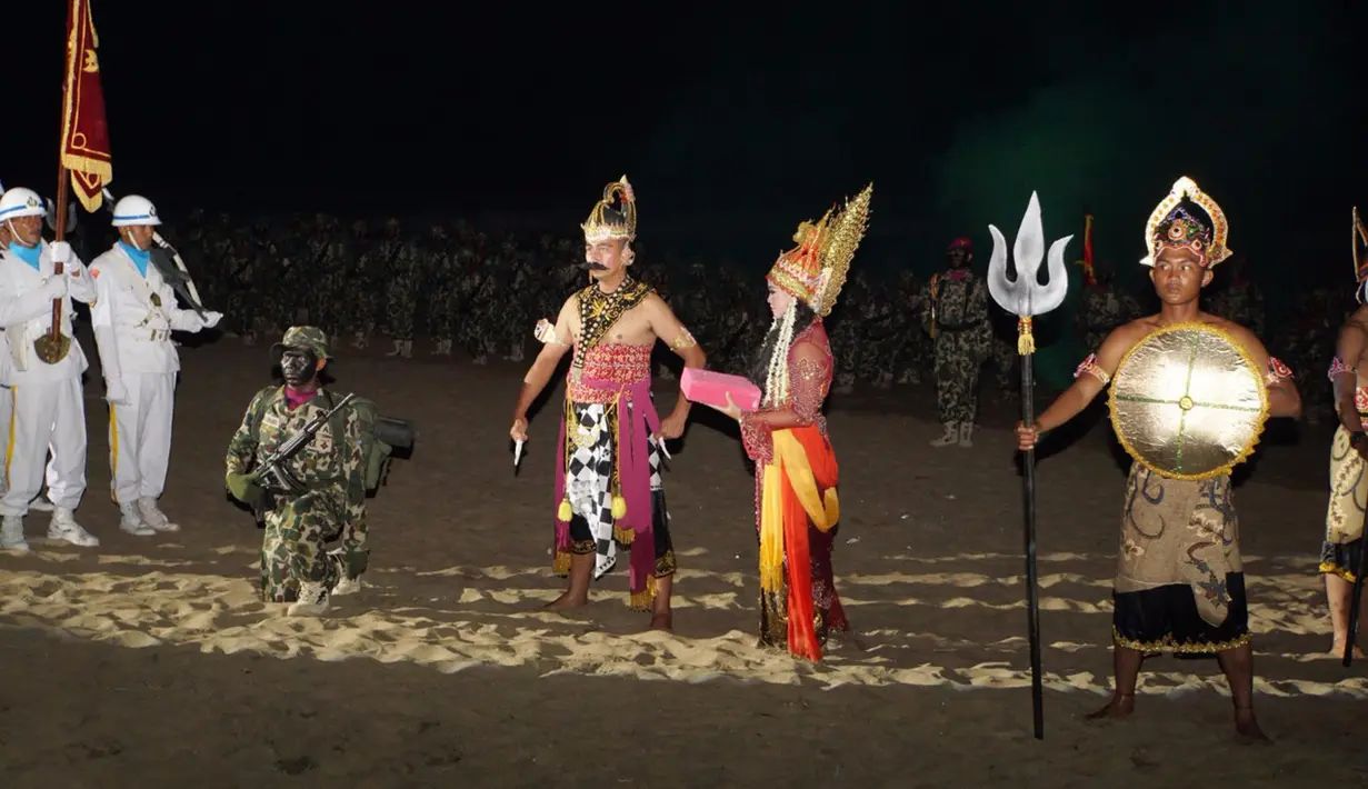 Suasan upacara penyematan baret ungu di Pantai Nganteb, Malang Selatan, Jawa Timur, Kamis (12/4). Sebanyak 362 Tamtama Remaja Korps Marinir Angkatan XXXVI/1 resmi menyandang baret ungu Korps Marinir. (Liputan6.com/Pool/Marinir TNI-AL)