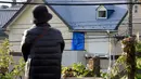 Warga melihat polisi mengolah TKP mutilasi di Zama, Prefektur Kanagawa, Jepang, Selasa (31/10).Kepolisian Jepang berhasil melacak kediaman Takahiro Shiraishi setelah mendapat laporan hilangnya gadis 23 tahun pada awal bulan ini. (AFP Photo/Toru Yamanaka)
