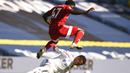 Pemain Leeds United, Kalvin Phillips, berebut bola dengan pemain Fulham, Aboubakar Kamara, pada laga Premier League di Stadion Elland Road, Sabtu (19/9/2020). Leeds United menang dengan skor 4-3. (Oli Scarff/Pool via AP)