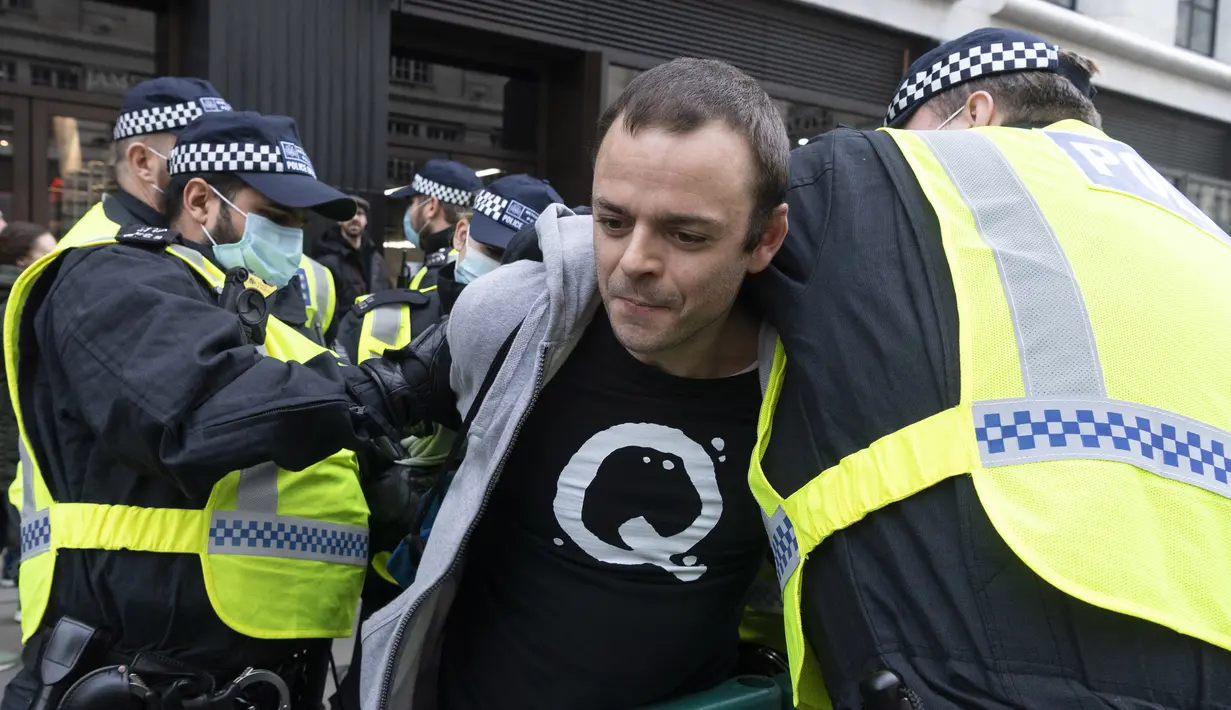 Seorang demonstran diamankan oleh para petugas polisi dalam aksi protes anti-lockdown di London, Inggris, 28 November 2020. Lebih dari 60 orang ditangkap saat bentrokan antara sejumlah demonstran anti-lockdown dan polisi terjadi di pusat kota London pada Sabtu (28/11). (Xinhua/Ray Tang)