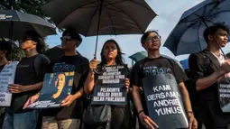 Kasus ini dipandang sebagai serangan langsung terhadap kebebasan sipil dan upaya pelemahan terhadap aktivis Hak Asasi Manusia (HAM). Tampak dalam foto, para aktivis memegang payung hitam dan poster selama Aksi Kamisan di depan Istana Kepresidenan, Jakarta, Kamis 30 April 2026. (BAY ISMOYO/AFP)
