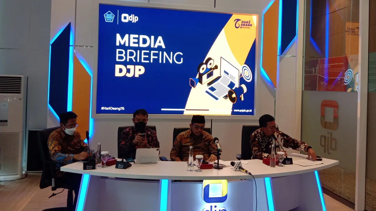 Direktur Jenderal Pajak Kementerian Keuangan Suryo Utomo dalam sesi media briefing di Kantor Direktorat Jenderal Pajak, Jakarta, Selasa (4/10/2022).