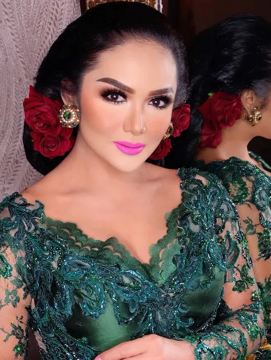 Wanita asal Batu, Jawa Timur ini juga sering mengunggah gaya OOTD  menggunakan kebaya di akun Instagram pribadinya. Ia juga beberapa kali mengungkapkan kebanggaannya saat menggunakan kebaya.. (Liputan6.com/IG/@krisdayantilemos)