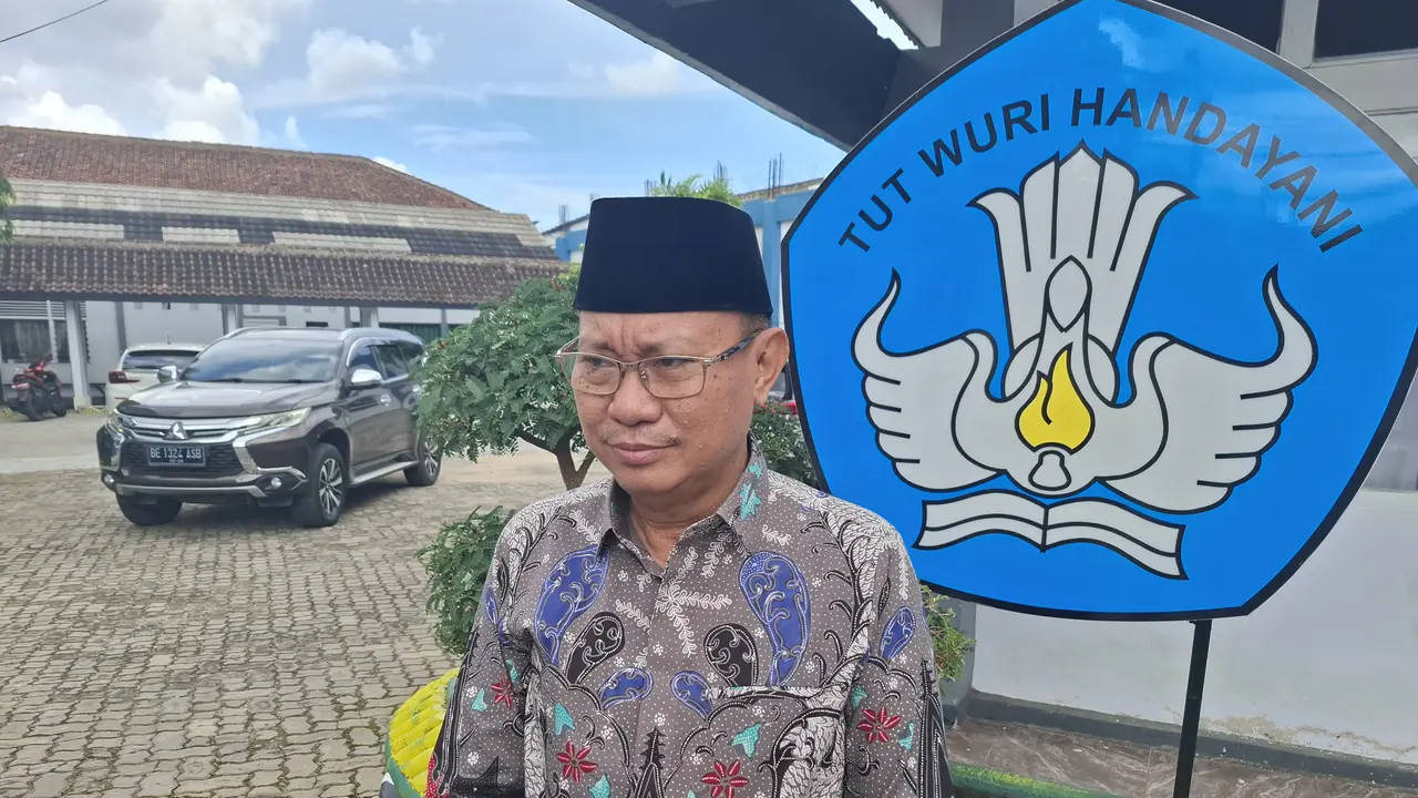 Sekertaris Komisi V DPRD Provinsi Lampung,  Mikdar Ilyas saat diwawancara soal kasus dugaan penganiayaan murid SMP yang dilakukan oknum Kepala Sekolah.  Foto : (Liputan6.com/Ardi).