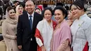 Dalam momen kebersamaan yang begitu hangat tersebut, Titiek menyelipkan caption memohon doa restu agar bisa menjalankan tugas sebagai wakil rakyat dengan sebaik-baiknya. Pada periode ini, Puan kembali menjadi Ketua DPR RI, sementara itu Titiek ditunjuk sebagai Ketua Komisi IV DPR RI.(Liputan6.com/IG/@titieksoeharto)