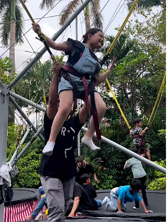 Banyak sekali permainan  yang disediakan untuk anak-anak hingga terlihat menjadi taman bermain. Arsy yang awalnya takut-takut tampak menikmatinya. Sedangkan Arsya pilih yang ekstrim. [Instagram/suwarsiha]