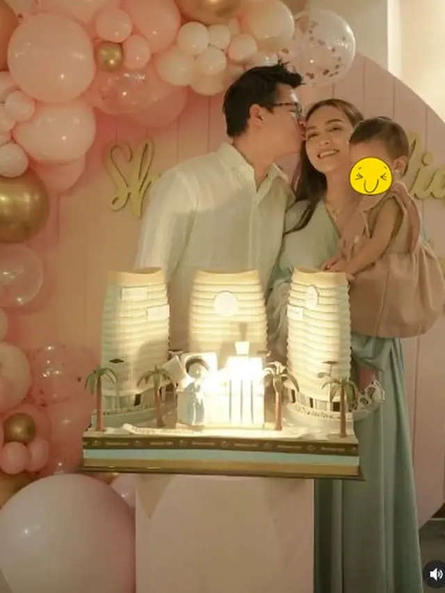Dikabarkan Cerai, Ini 7 Potret Mesra Shandy Aulia dan David Herbowo