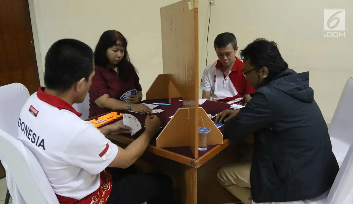 Sejumlah atlet pelatnas cabor Bridge berlatih jelang laga di Asian Games 2018 di Wisma PKBI, Jakarta, Rabu (25/4). (Liputan6.com/Arya Manggala)
